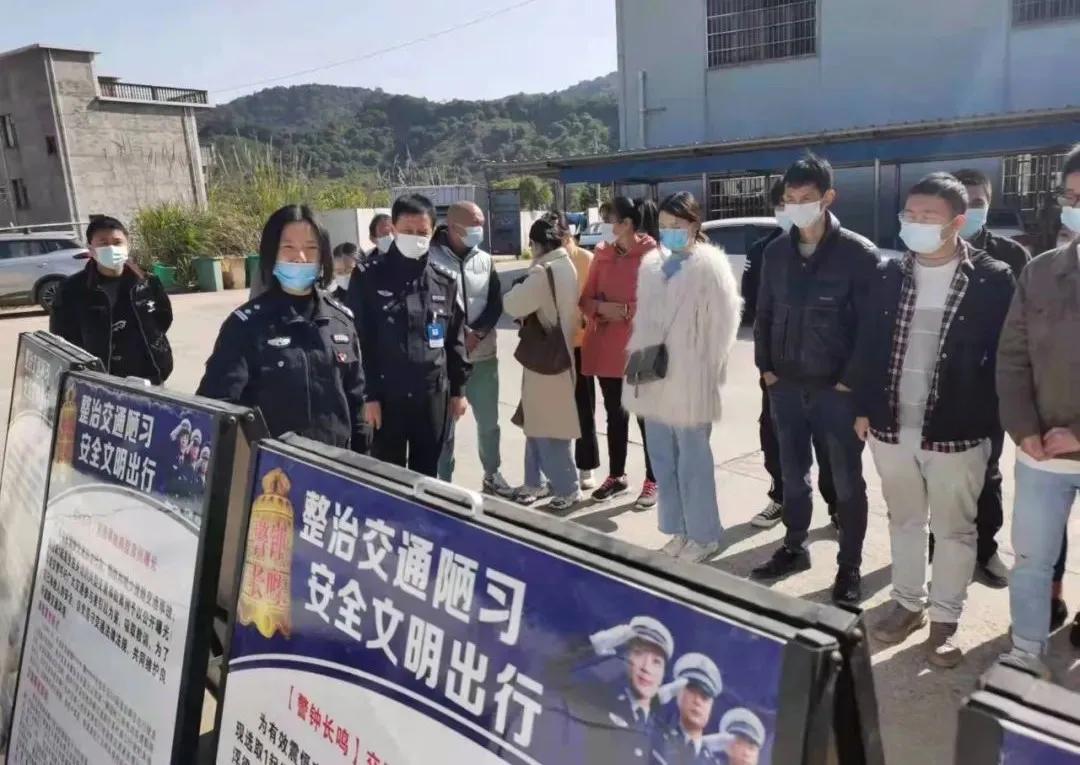 交警进驾校开展交通安全宣传,交警深入辖区驾校开展安全宣传