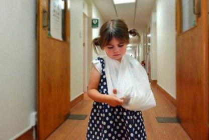 一男孩被公鸡抓伤脸部长出鸡爪,小孩被公鸡抓伤了会不会留疤