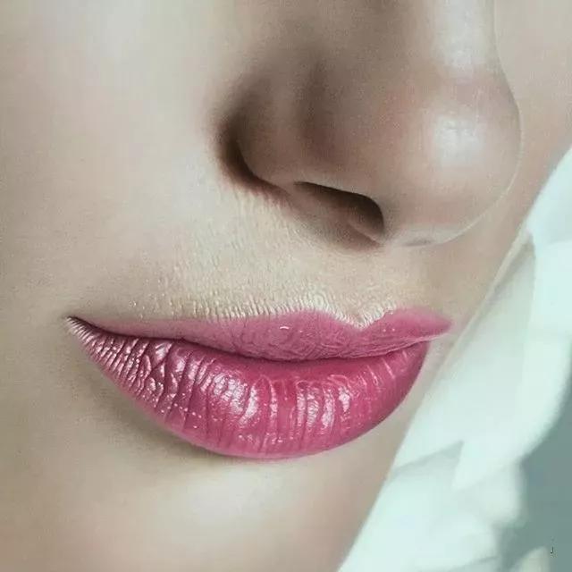 她画的人物栩栩如生用英文怎么说,她画的人物栩栩如生