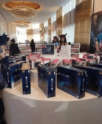 王思聪穿热狗卫衣致辞,王思聪穿热狗卫衣现身ig庆功宴