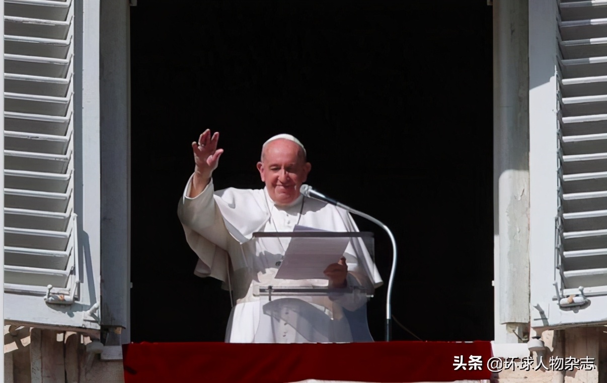 美首位黑人红衣主教出现！拿着10个博士学位，戳穿特朗普“摆拍”，传奇无人敌