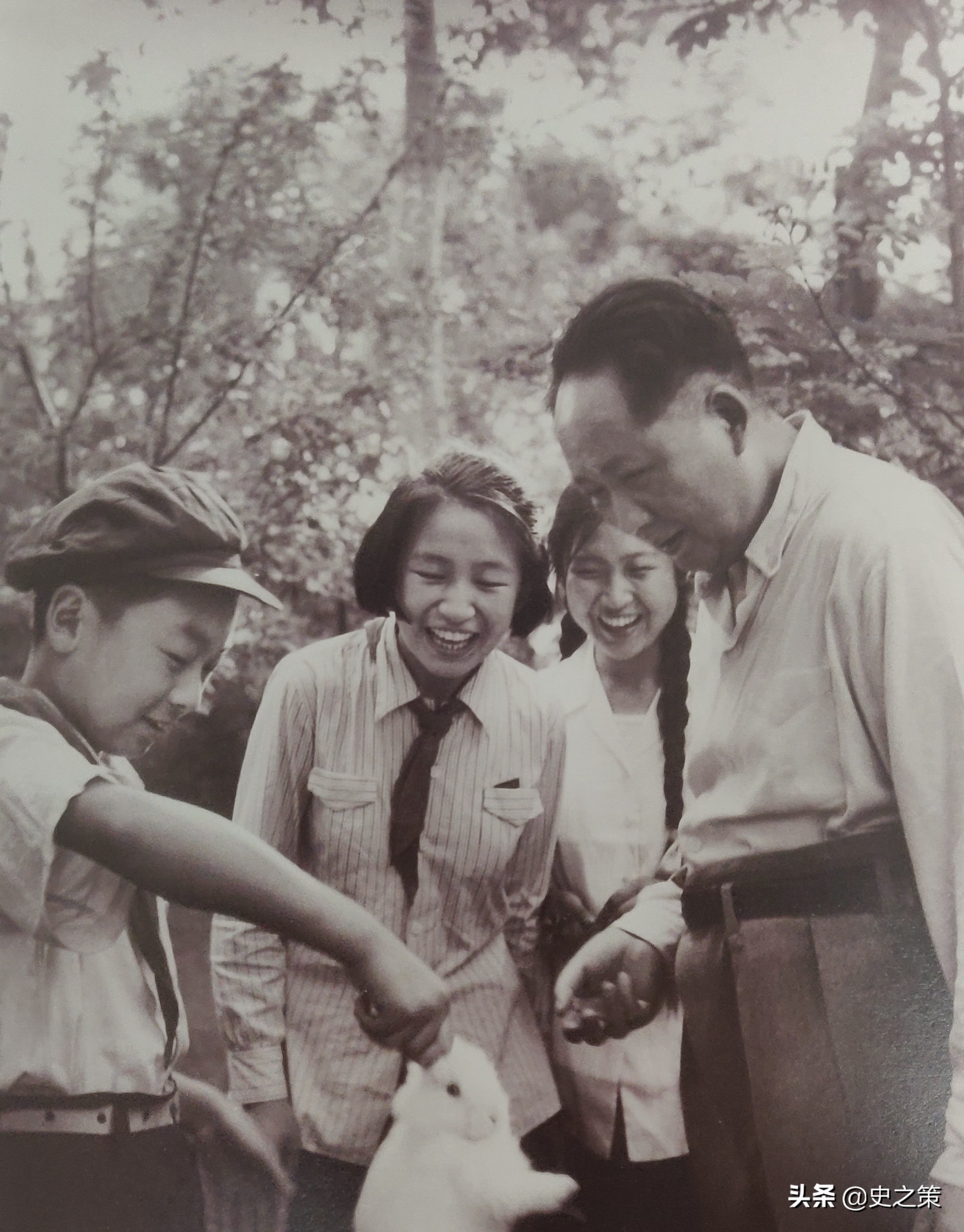 1953年湖南9岁小孩进京，喊毛*东泽**外公，毛*东泽**：给100元送回长沙