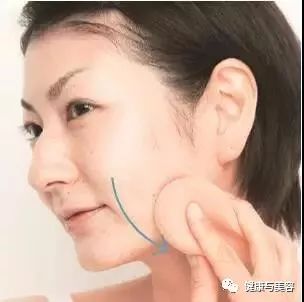 额头肤色暗沉怎么改善,改善暗沉提亮肤色护肤