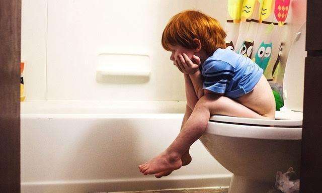 6岁孩子在学校不敢上厕所,7岁女童不停上厕所