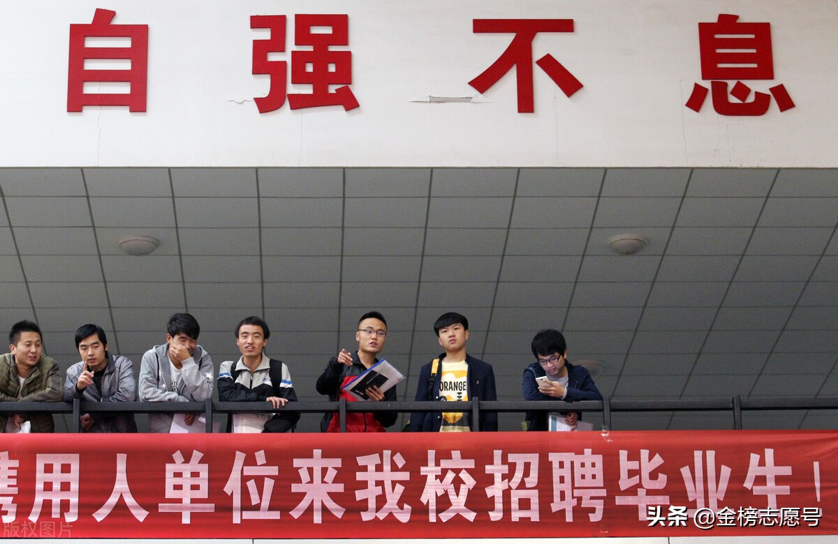 2021高考志愿填报一般多少所大学,志愿省内和省外哪个更容易被录取