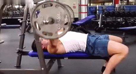 做卧推时肩膀突然疼一下,做卧推肩膀酸怎么办