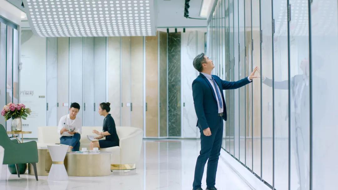 碧桂园杨国强念念不忘？！*牌鹰**陶瓷凭什么让人记住46年