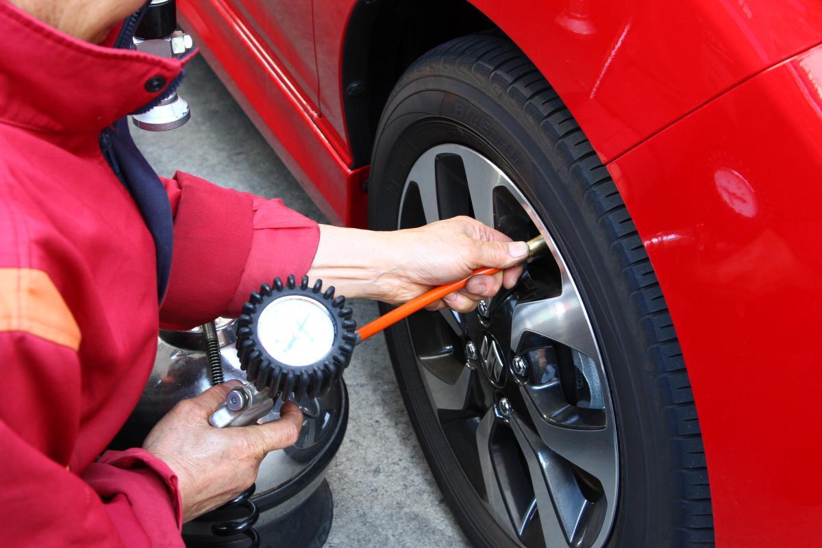 汽车四个轮胎气压不一样有影响吗,轮胎气压和方向盘轻重有关系吗