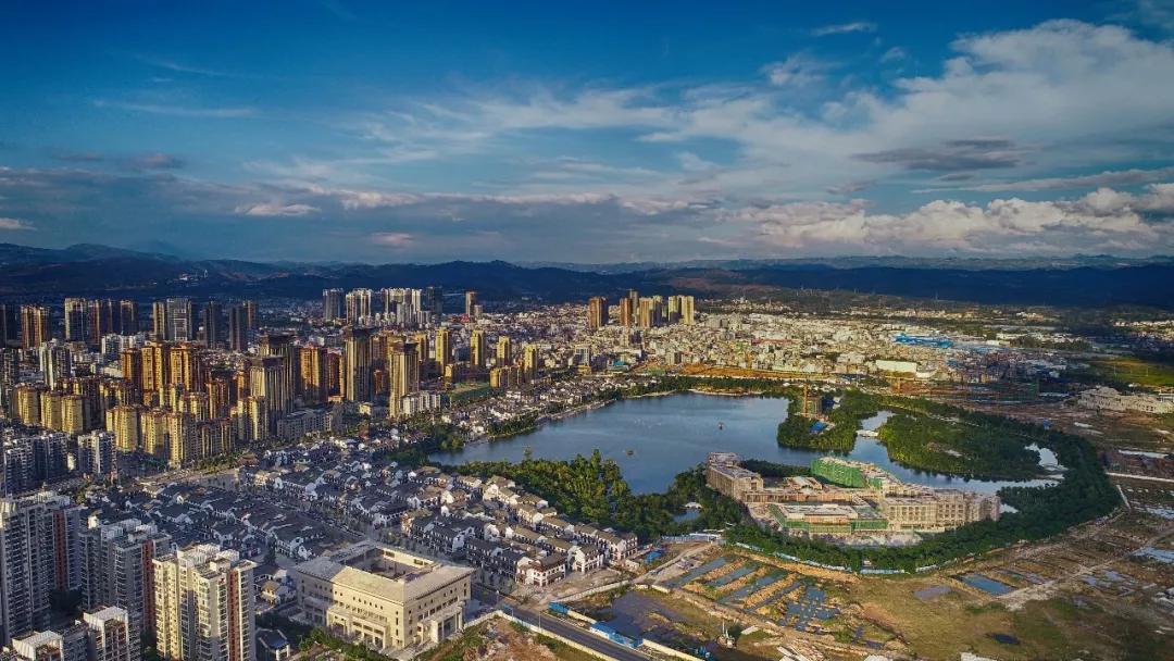 一个四五线城市，要搞一个百亿级的奥体中心，云南弥勒行不行？