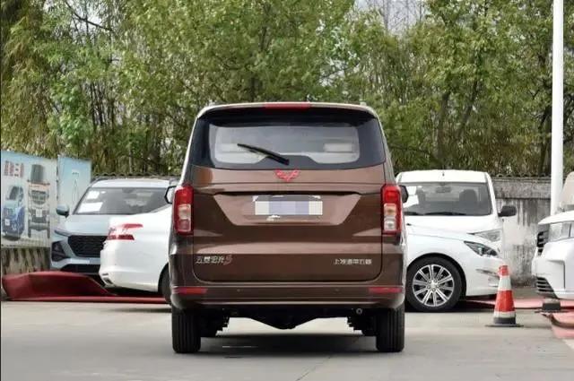 五菱宏光s1尊享型油耗多少一公里,五菱宏光s和五菱宏光v哪个油耗大