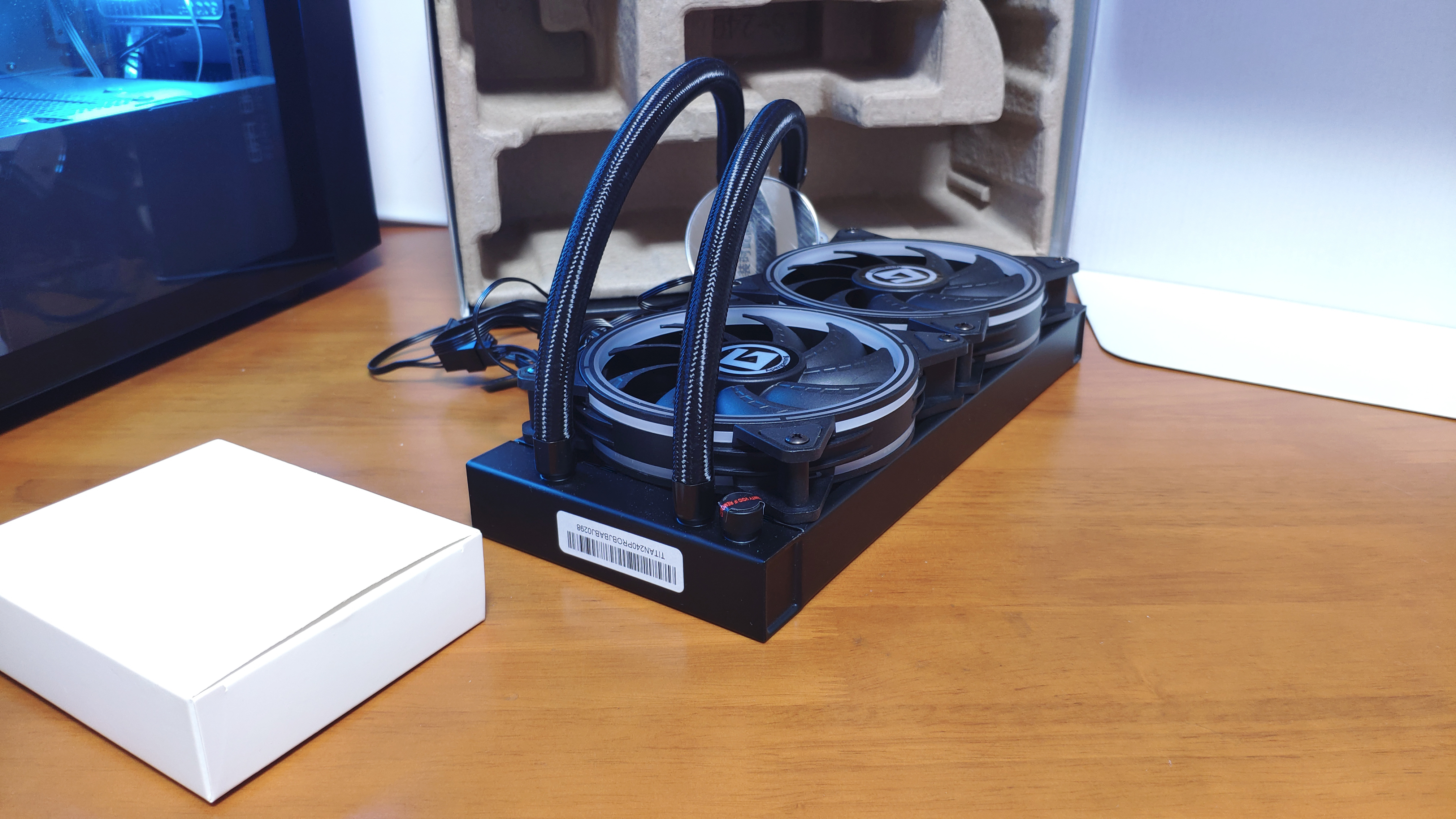 温度把握得住，PWM冷头带温显，艾湃电竞TITAN240PRO水冷装机