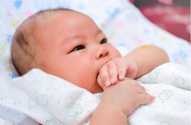 防止宝宝吮手指方法,孩子爱吮手指怎样纠正