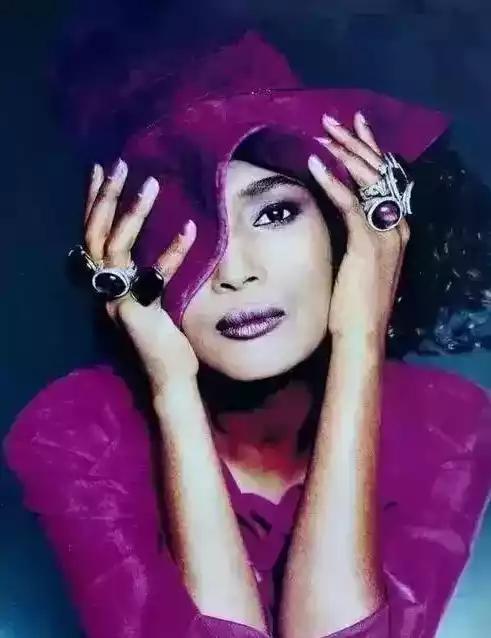 她4岁被*暴强**，5岁被割生殖器，13岁嫁60岁老头，22岁时惊艳世界