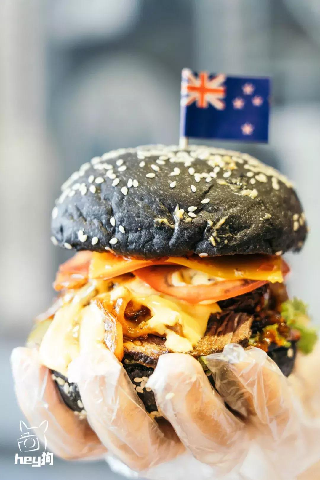 超厚厚厚「黑金汉堡」，想吃嘴要张大大大