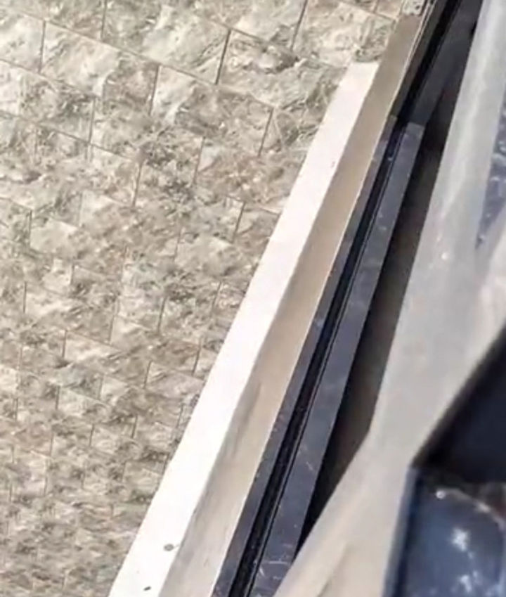 封完阳台后从上面漏水怎么回事,楼房阳台窗户漏水怎么处理