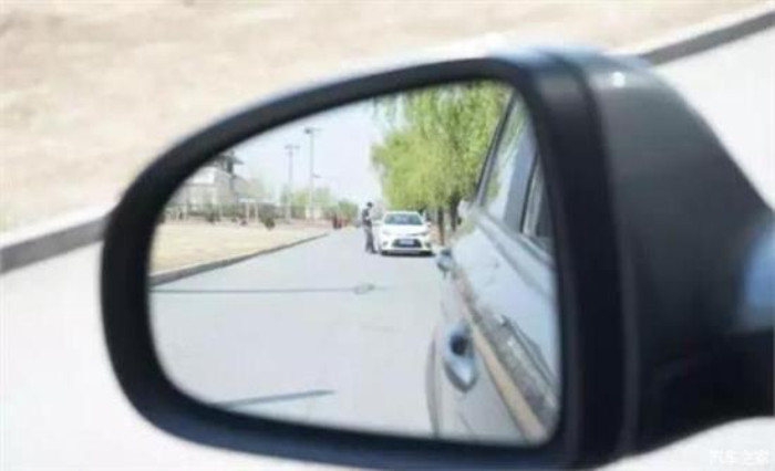 车主给了一笔小费，洗车工把这4个地方清洗了一遍，真相原来如此