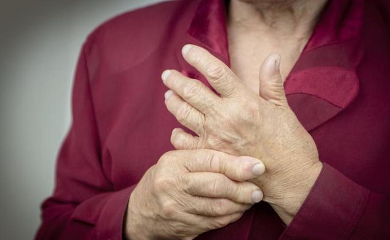 早上起床手胀难握拳怎么回事,早上起来手僵硬动不了是怎么回事