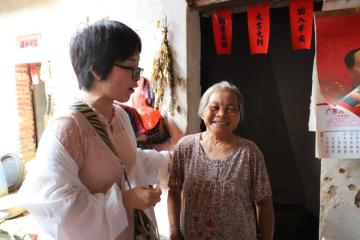 74岁白内障患者重获光明,高州中医院白内障病人