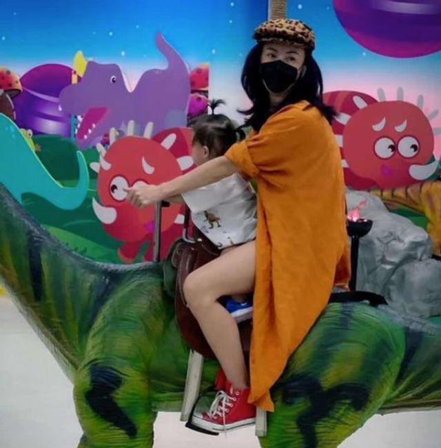 张柏芝晒与儿子张礼承母子合照,张柏芝三胎事件始末