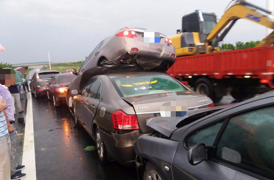 高速上连环追尾事故责任,高速连环追尾怎么划分责任