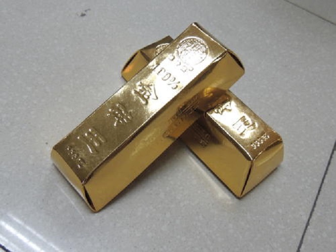 1980年，沈阳妇女将偷来的金砖切3斤去银行换钱，结果如何？