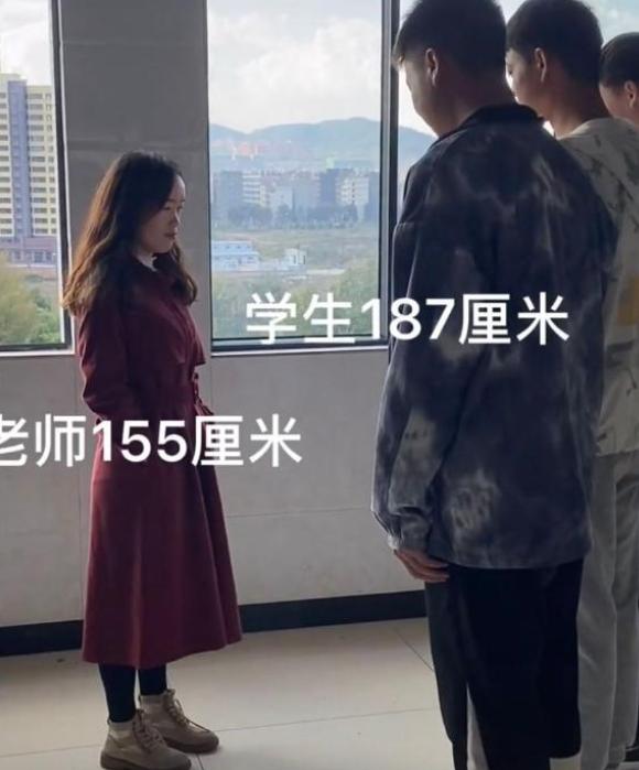 女教师训诫学生视频,女教师霸气处理校园霸凌