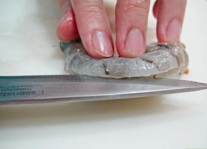 青虾怎么改刀为蝴蝶虾呢,蝴蝶虾的改刀方法