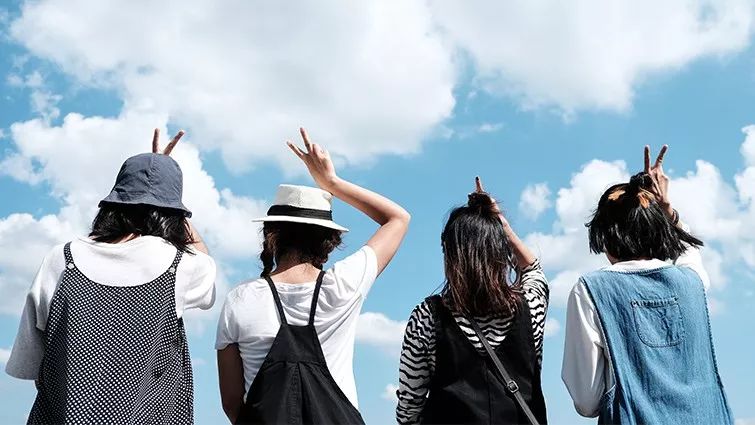 13岁女孩晚上偷溜出去该怎么教育,高中女生在家别太久偷见男网友