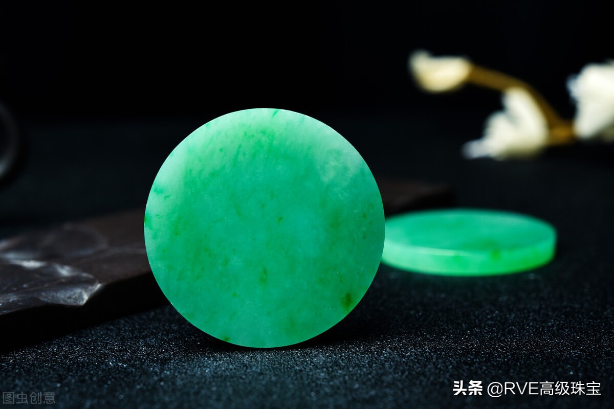 东陵玉和翡翠的区别是什么,翡翠与玉的区别是什么