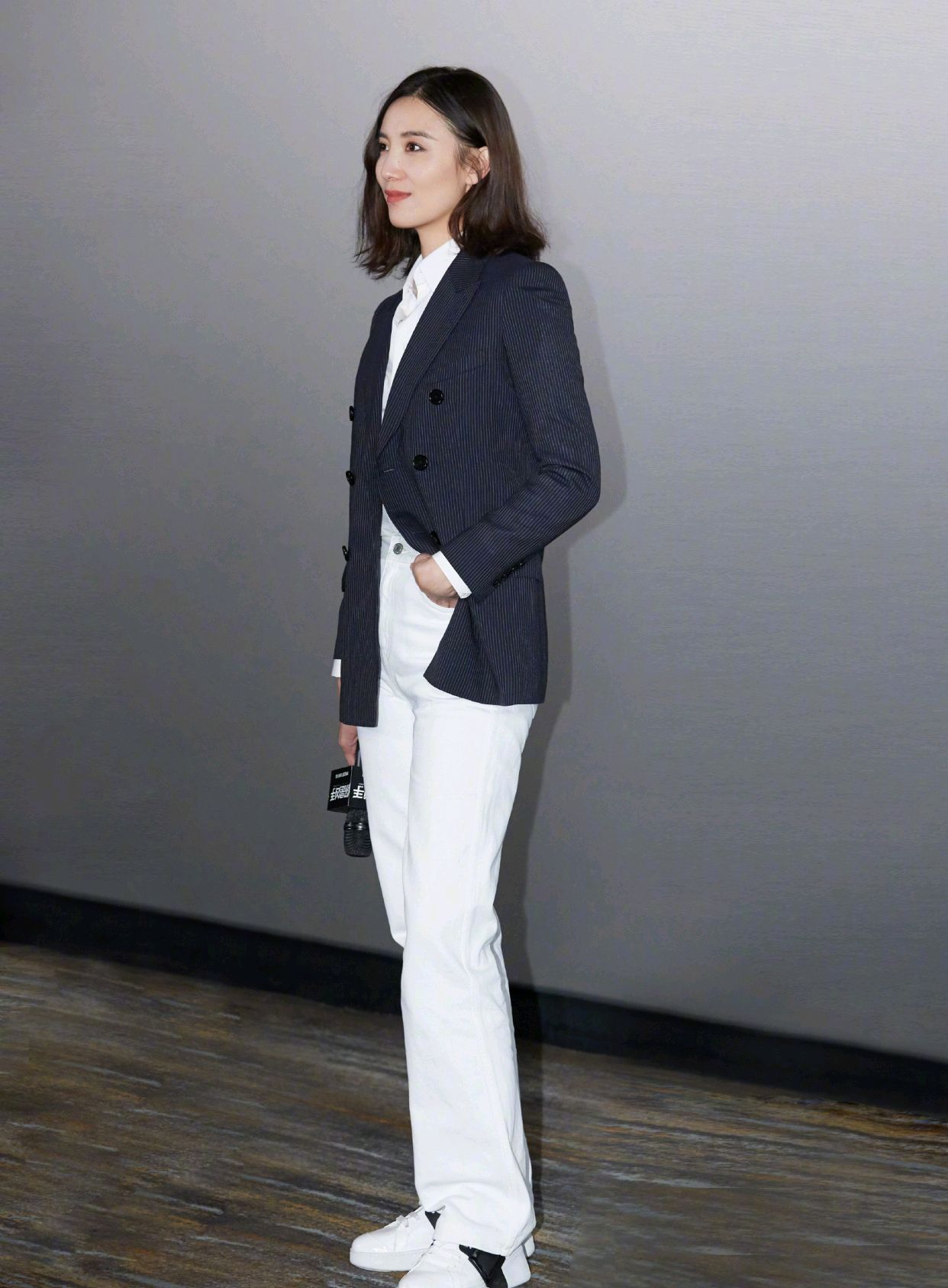 宋佳穿西裤视频,宋佳出席活动穿搭白色西装套装