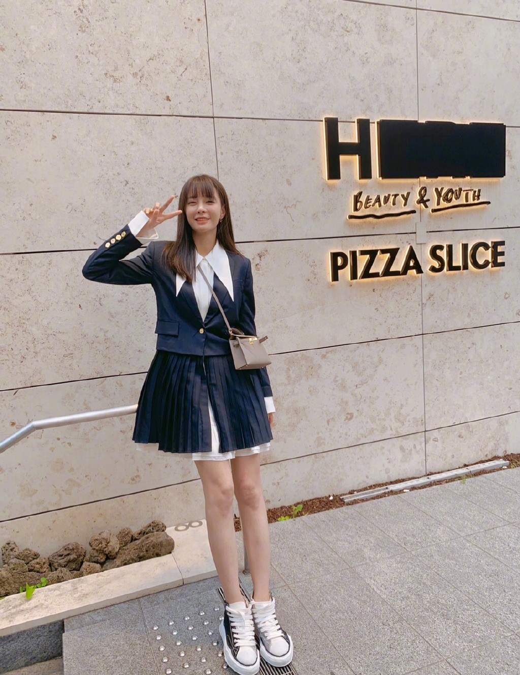 沈梦辰穿短款上衣秀小蛮腰,沈梦辰穿粉色外套配破洞牛仔裤