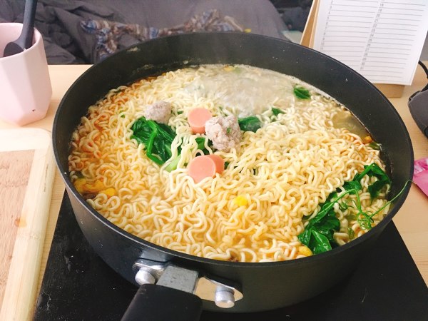 正确煮方便面的方法,煮方便面应该先放冷水还是热水