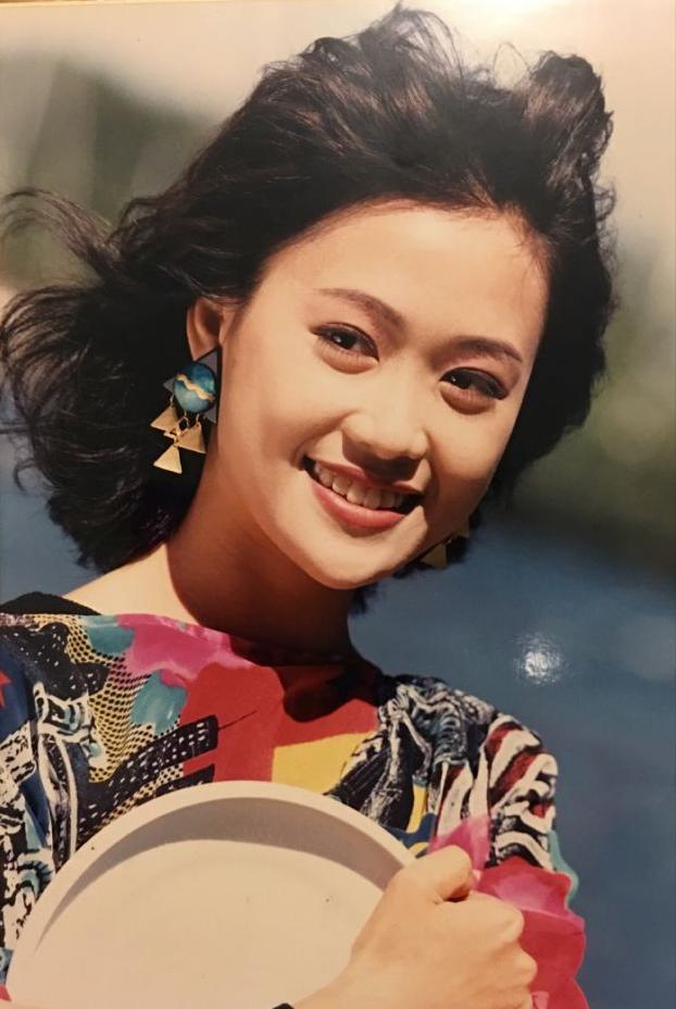 50岁梁小冰小腹凸显，被网友怀疑怀孕，6字回应尽显情商