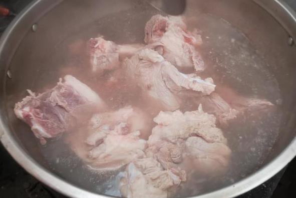 熬骨头汤怎么能熬成白汤,熬骨头汤正确做法