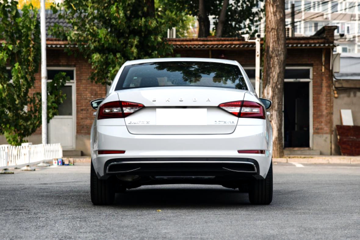 同重量的轿车和suv哪个省油,15万买强实力家用车买这4款准没错