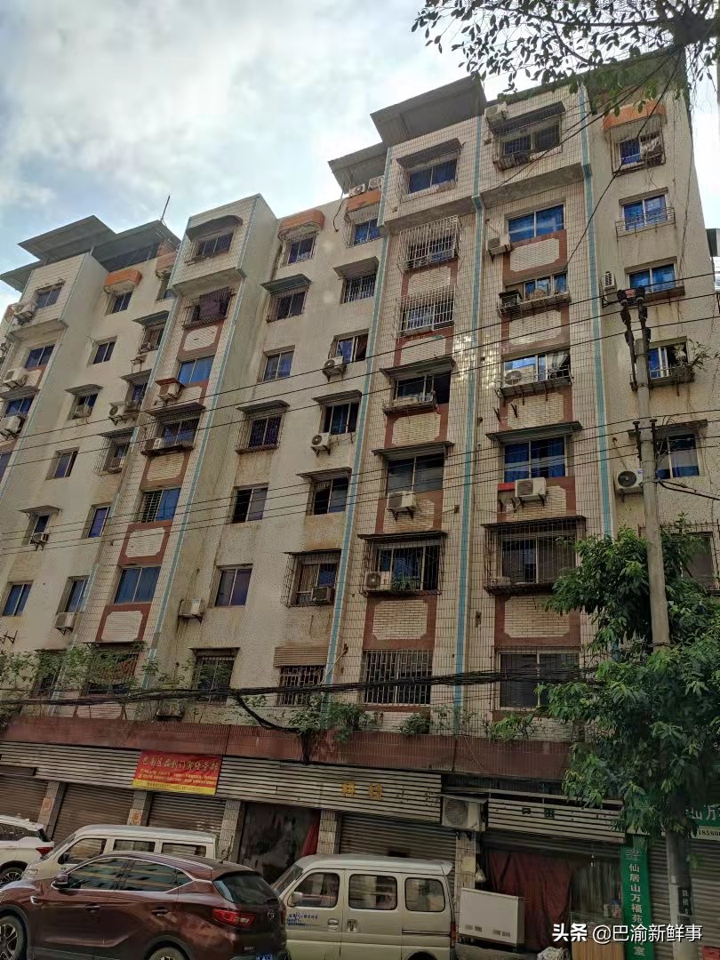 重庆巴南鱼洞这条街有点怪,一边是高楼大厦,一边是旧房