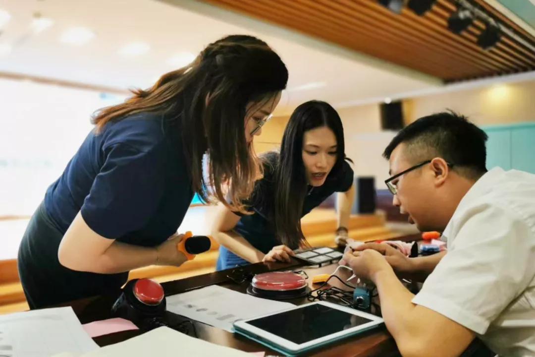 借助沟通辅具，5岁语障儿童第一次“说”出了“我爱妈妈”