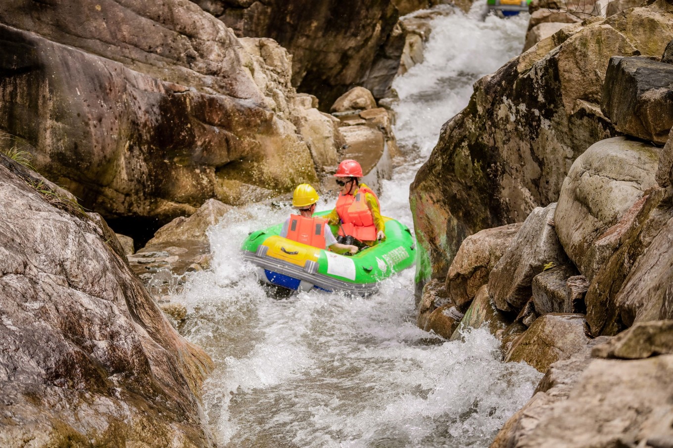 桐庐山湾湾漂流门票多少,桐庐山湾湾漂流景区在什么地方