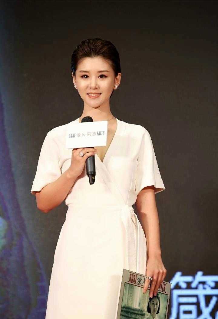 李小萌露肩连衣裙,李小萌穿深v领亮片连衣裙亮相