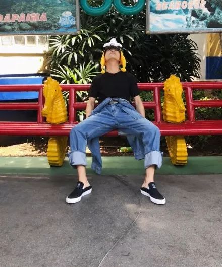 易烊千玺最新机场小脚裤,易烊千玺是不是最喜欢穿小脚裤