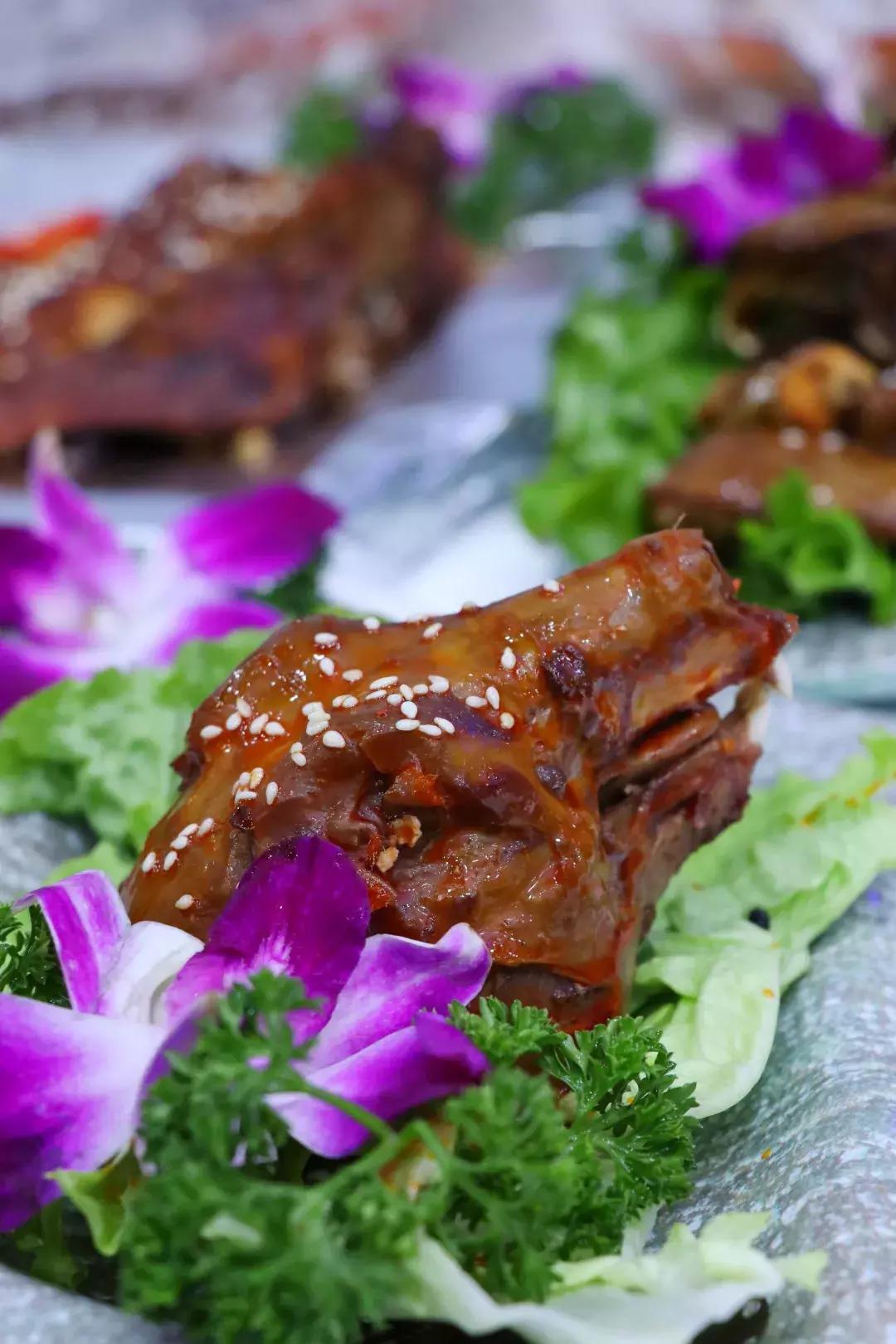 怎么可以吃兔兔？因为你没遇见它，千元水晶锅、5D餐桌让你炫目！