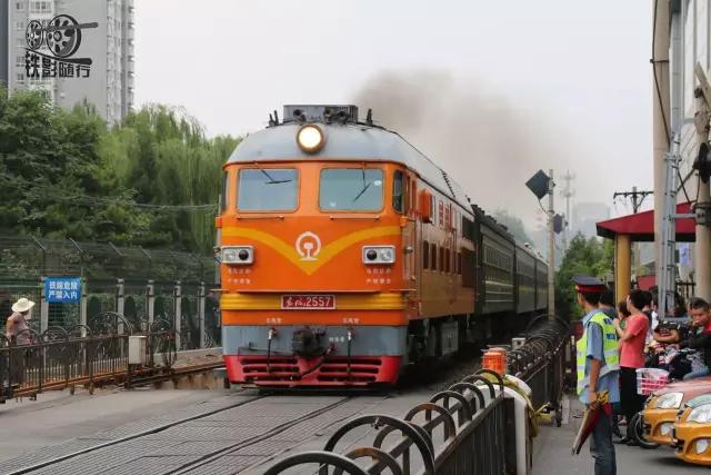 行人车辆请注意火车就要来了,行人车辆请注意火车来了不要抢道