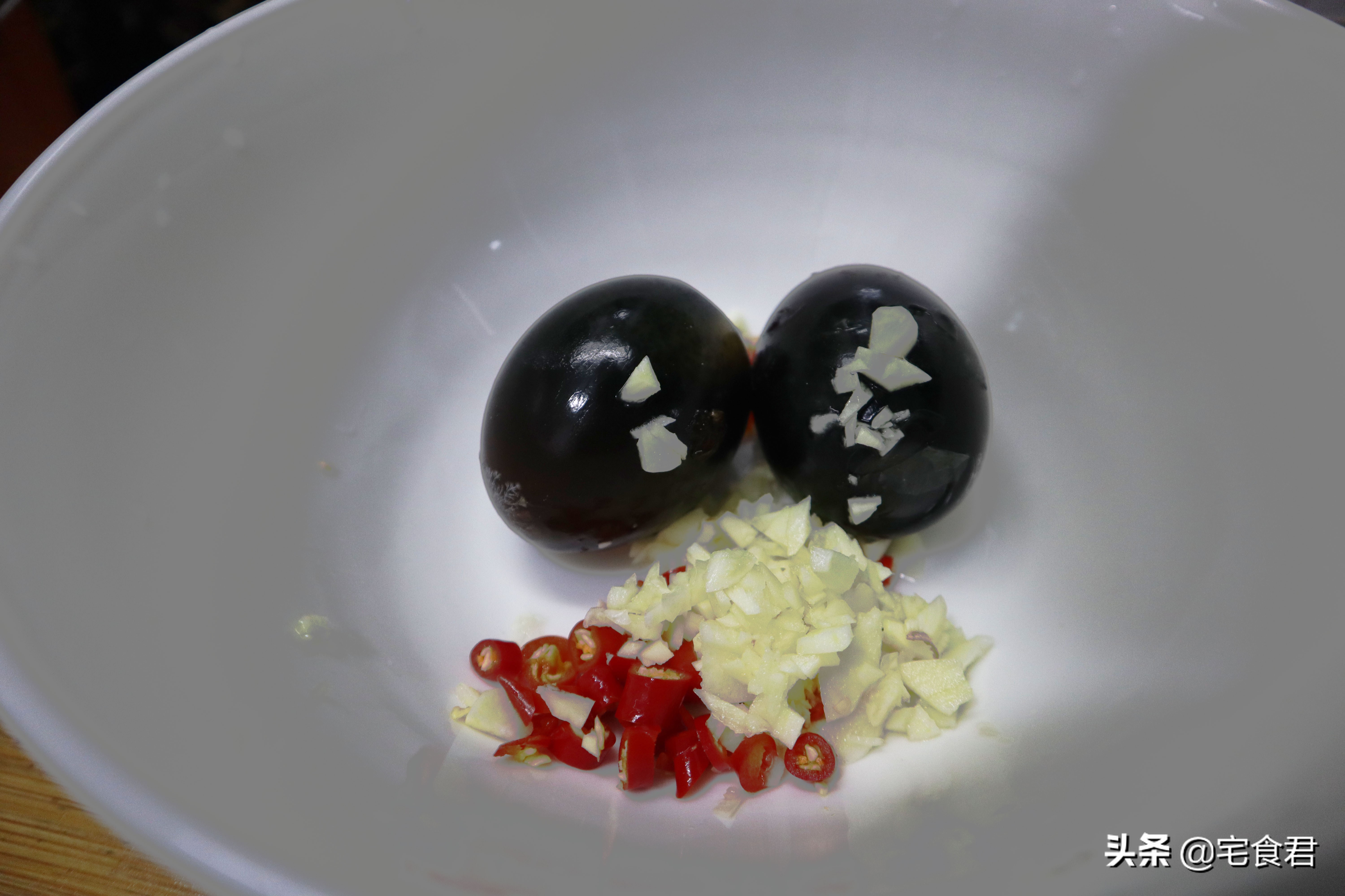 擂辣椒皮蛋最好吃的做法视频,擂辣椒皮蛋最正宗的做法