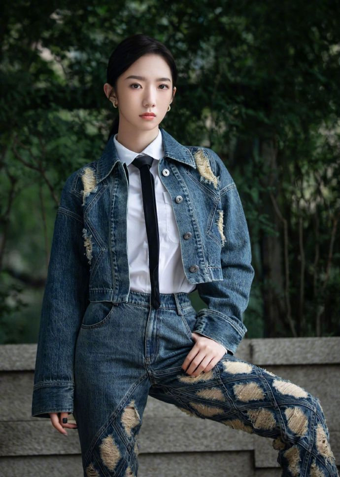 孟美岐同款衣服搭配,孟美岐的其他穿搭也是很显魅力的