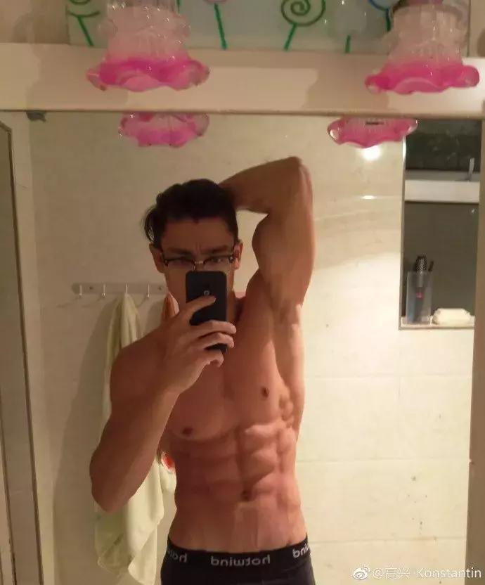 混血肌肉男模被“硬核阿姨”袭胸？她们做了我不敢做的事！