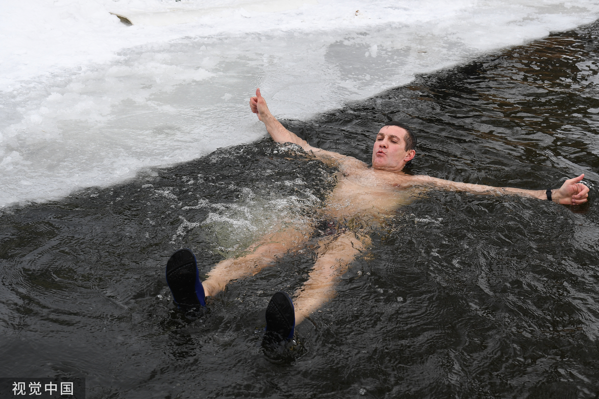俄罗斯新西伯利亚雪,俄罗斯冰雪湖里冬泳