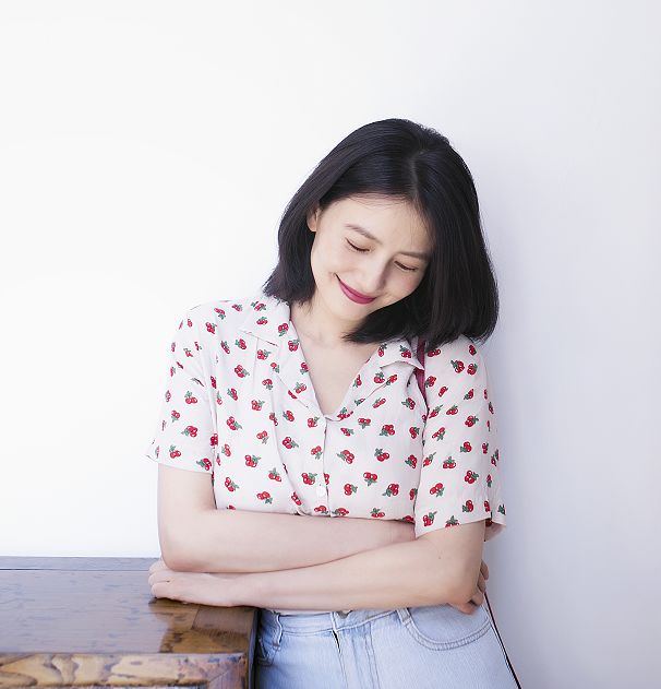 高圆圆产后露肩衫,高圆圆产后复出首封小露香肩