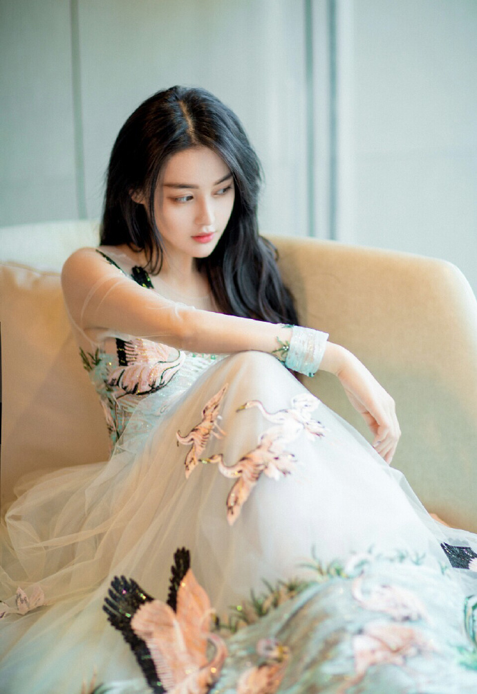 张馨予一身紫衣美若天仙,张馨予穿衣打扮难掩高贵气质