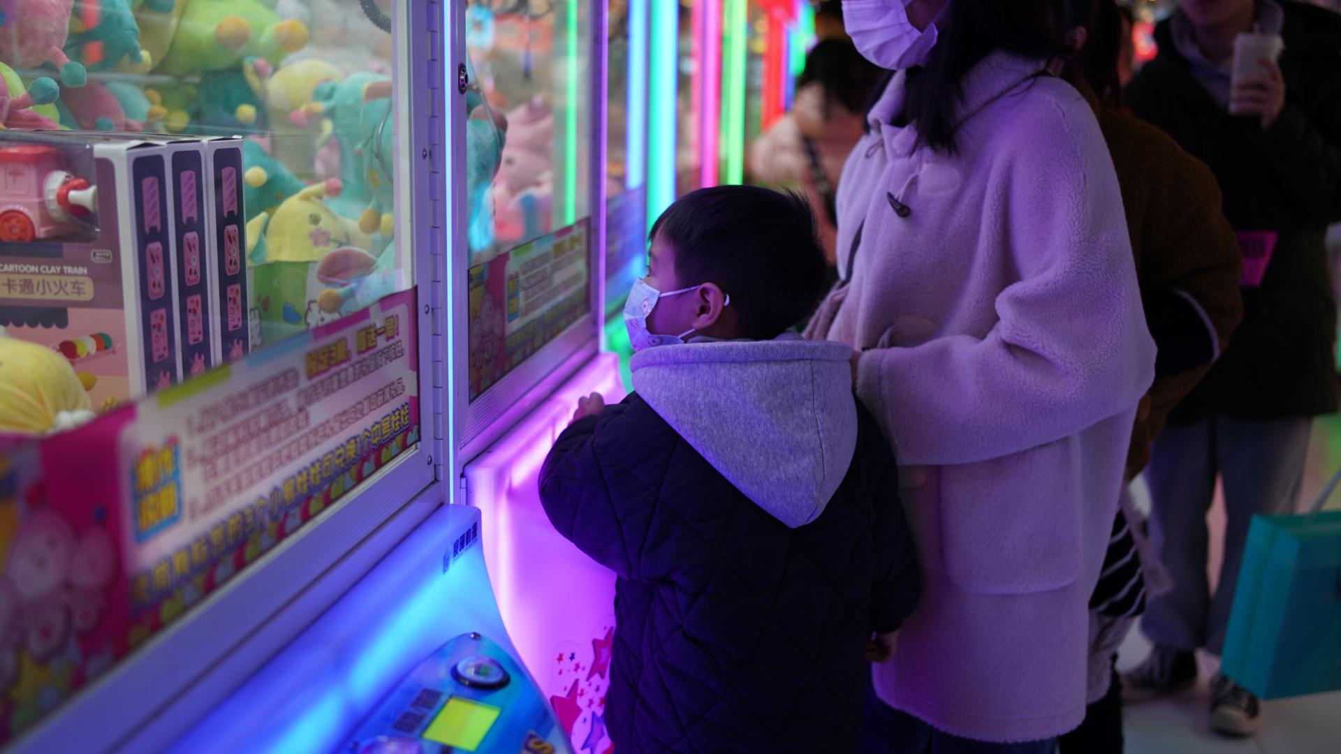 永诺yn35mmf2标准定焦镜头测评,永诺35mmf2和适马35f2对比