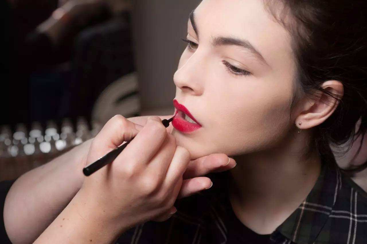 女的舔嘴唇心理学暗示什么,女生为何爱舔嘴唇